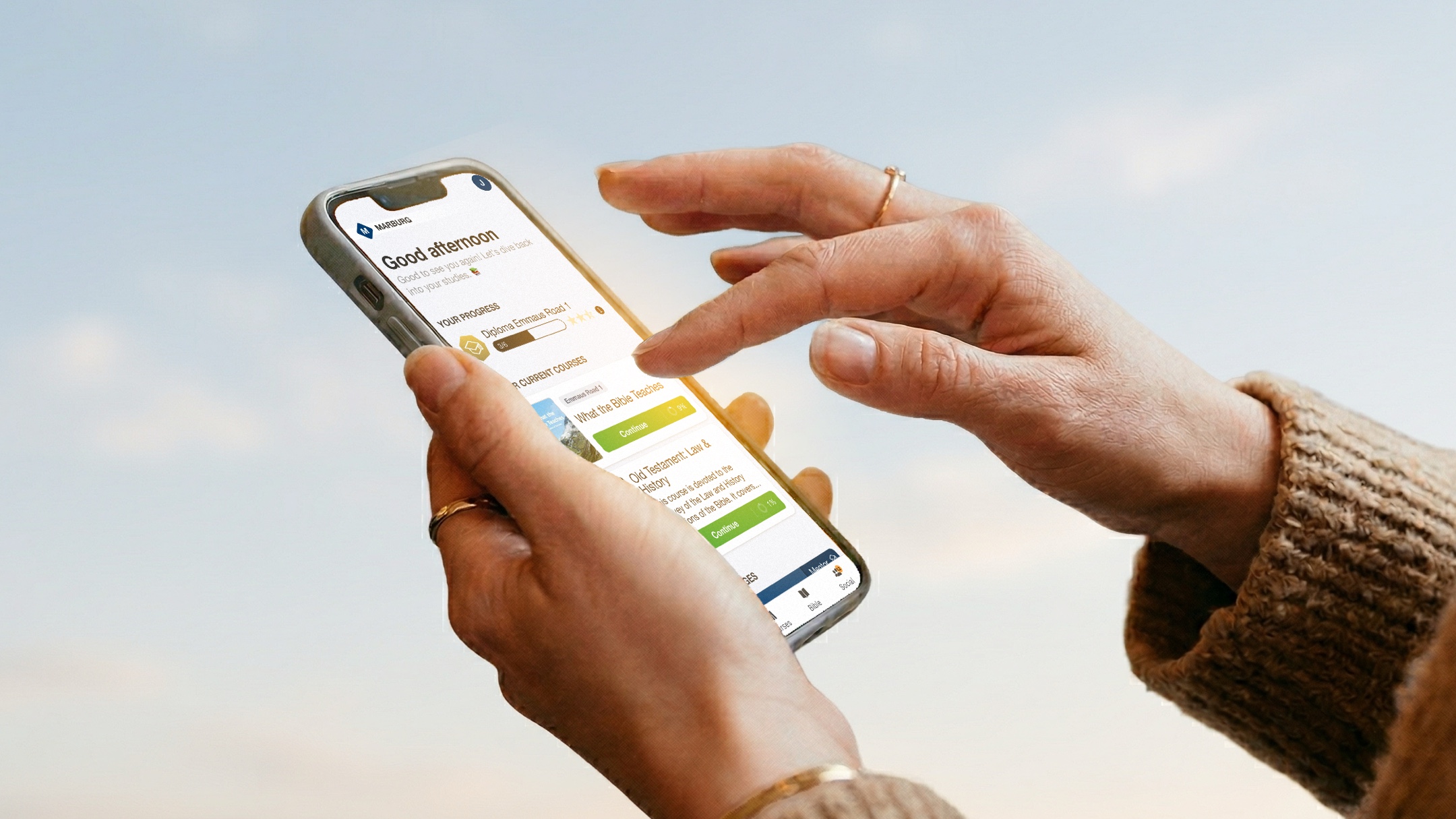 Smartphone mit App-Interface in Händen gehalten